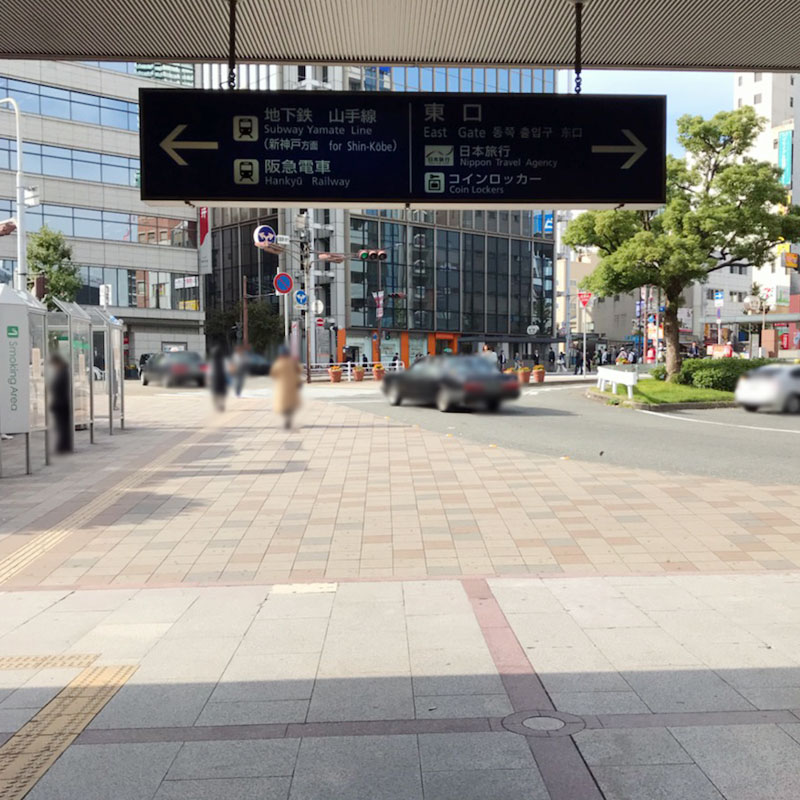JR「三ノ宮駅」中央口へ出て、右に進むと外へ出ます。