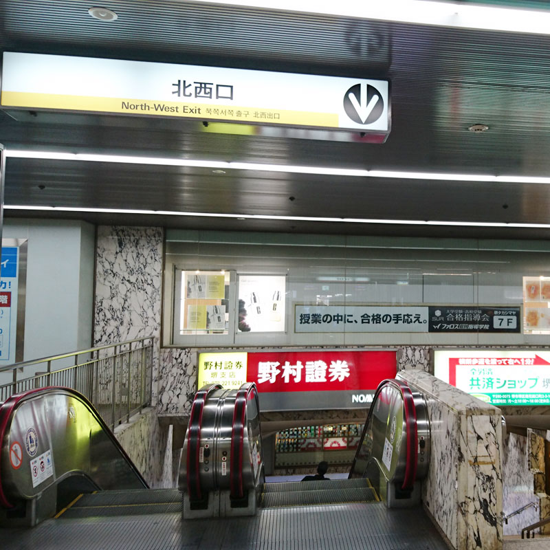 南海高野線、堺東駅の北西口改札をでて、エスカレーターを降ります。