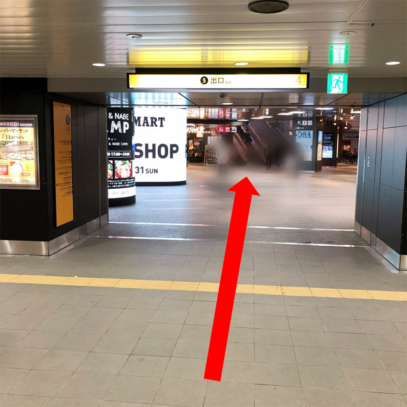 御堂筋線梅田駅5番出口より地上へ上がります。