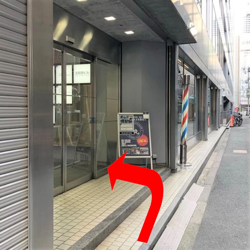 「美容室」手前が、北阪急ビル入口です。ビルに入り右側に進みます。右側にあるエレベーターで5Fへ上がります。