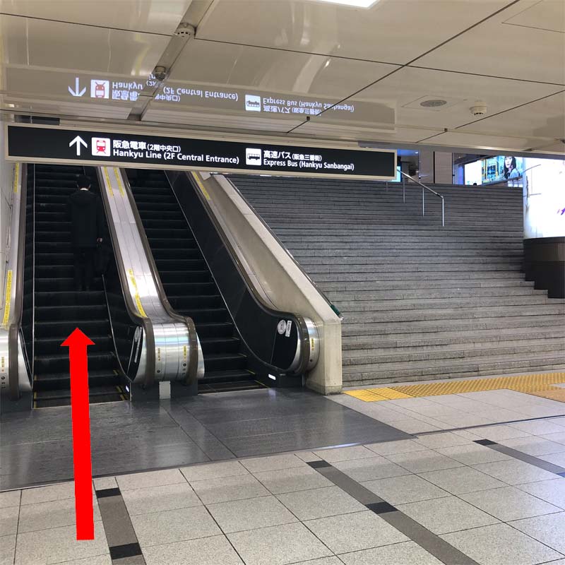 エスカレーターで1Fへ上がります。 目印：阪急電車大阪梅田駅1Fコンコース・ビッグマン広場